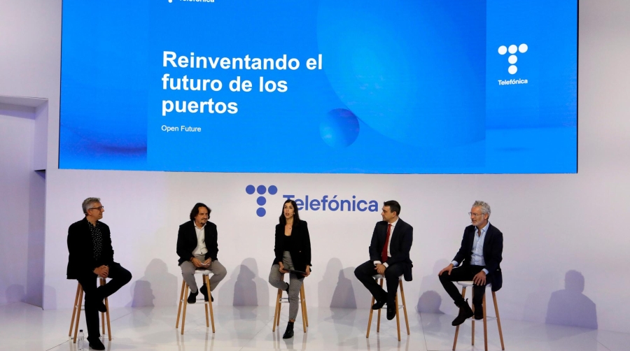 Agustín Cárdenas, director de Transformación de Negocios de Empresas; Antonio Torregrosa, director general de la Fundación Valenciaport; Inés Oliveria, responsable global de Open Future en Telefónica; Mafram Martínez, CTO de la Autoridad Portuaria de Huelva y responsable del proyecto Puerto de Huelva; y Agustín Moro, responsable Global de Alianzas en Open Future, durante el encuentro “Innovación: Reinventando el futuro de los puertos” en el Ágora del stand de Telefónica en el marco del Mobile World Congress.