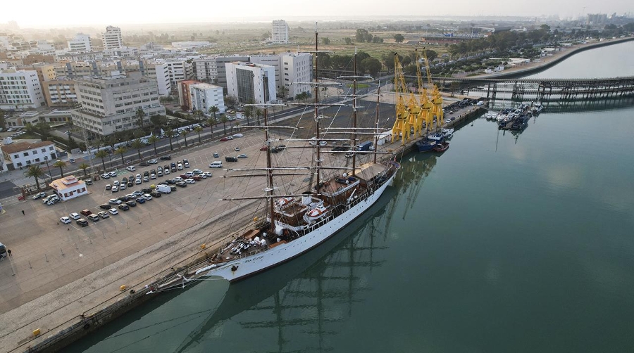El velero de lujo “Sea Cloud” escala en el Puerto de Huelva