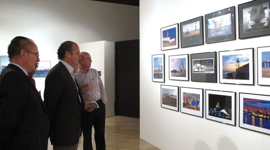 Ripoll inaugura la muestra "El puerto, mirada fotogr&aacute;fica" del Club Fotogr&aacute;fico de Alicante&nbsp;