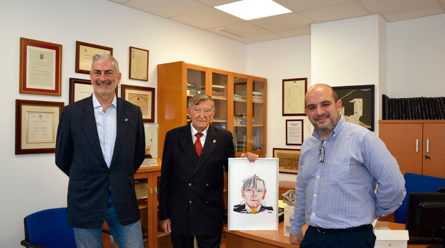 Francisco Roca Monz&oacute; recibe su ilustraci&oacute;n