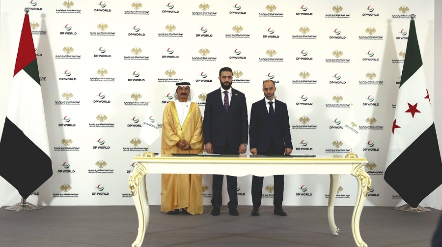 El acuerdo fue firmado en Damasco, en presencia de Ahmed Al-Sharaa, presidente de la República Árabe Siria, por el Sultan Ahmed bin Sulayem, presidente y director ejecutivo del grupo DP World, y Qutaiba Ahmed Badawi, presidente de la Autoridad General de Puertos Terrestres y Marítimos.