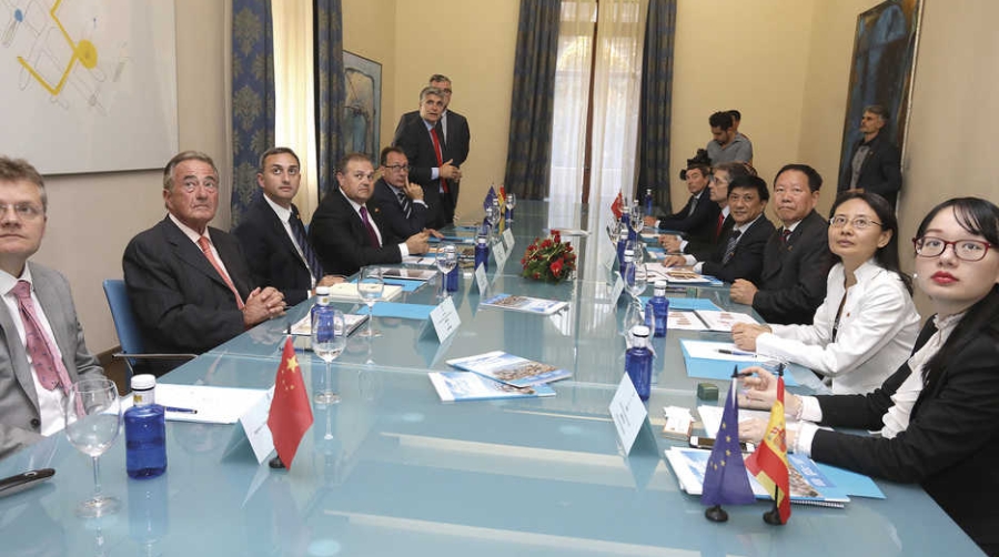 La Diputaci&oacute;n de Alicante presenta su proyecto de Zona Franca a un grupo de inversores chinos