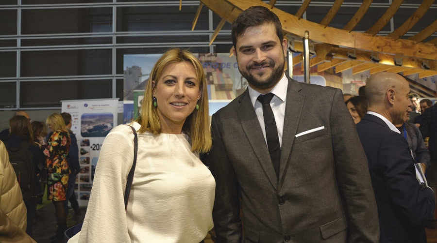 Lorena Ballester, directora de Grupo Chema Ballester, y Vicente Ballester, del departamento de Tr&aacute;fico Castell&oacute;n y Comercial de Grupo Chema Ballester, en Cevisama. Foto Alba Prado.