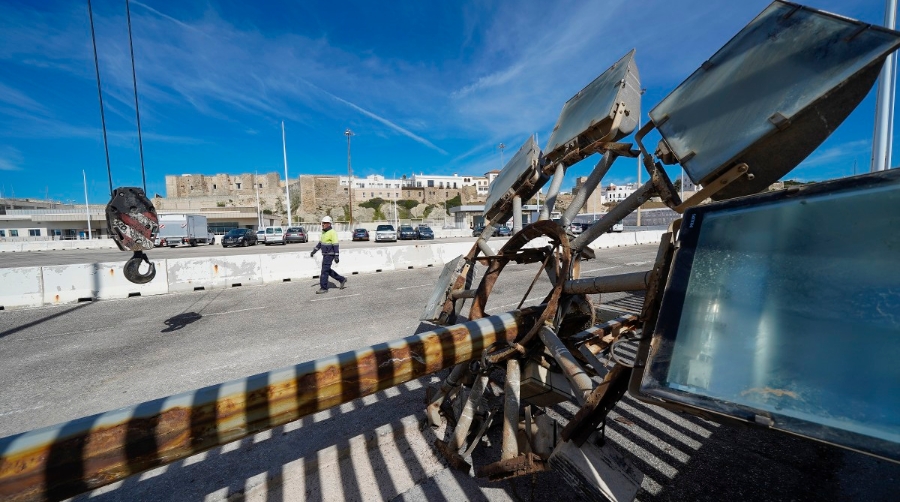 La APBA renueva la iluminaci&oacute;n exterior del muelle comercial del Puerto de Tarifa