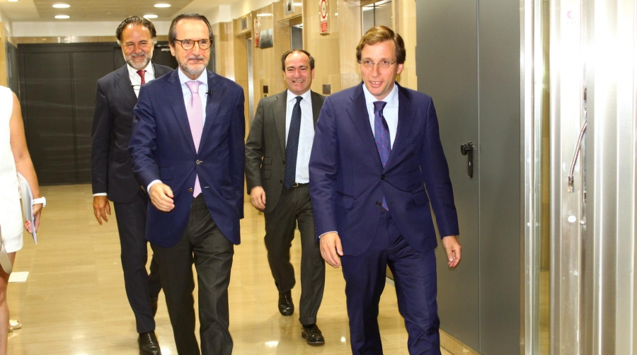 Desde la izquierda: Mario Alonso, presidente de Auren España; Francisco Aranda, presidente de UNO; Borja Carabante, delegado de Medio Ambiente y Movilidad del Ayuntamiento de Madrid; y José Luis Martínez-Almeida, alcalde de Madrid. Foto B.C.