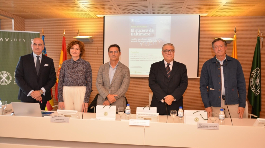 Participantes en la mesa redonda organizada por la Universidad Católica de Valencia bajo el título “El suceso de Baltimore. ¿Quién va a tener que asumir la responsabilidad?”. De izquierda a derecha: Miguel Rocher, managing director de Operplus y moderador del debate; Sara Parmo, responsable del Departamento de Operaciones de Clarksons Martankers; Carlos Salinas, abogado y socio de MA Abogados; Francisco Salvador, branch manager de Valencia de ONE; y Víctor Oltra, consejero delegado de Intersagunto Terminales. Foto R. T.