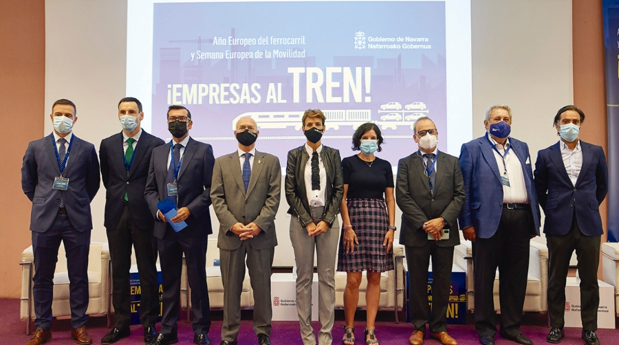 Desde la izquierda: &Aacute;ngel Tellechea, director de Operaciones de Gimex; Andima Ormaetxe, director de Operaciones, Comercial y Log&iacute;stica de la Autoridad Portuaria de Bilbao; I&ntilde;igo Gom&aacute;riz, director general de Mitsubishi Logisnext Europe; Pablo Mend&iacute;vil, gerente de Programaci&oacute;n y Control de la Producci&oacute;n/Distribuci&oacute;n de Volkswagen-Navarra; Mar&iacute;a Chivite, presidenta de Navarra; Berta Miranda, directora general de Transportes y Movilidad Sostenible; Luis Moreno, director de Servicios Log&iacute;sticos de ADIF; Javier Vidal, director de Relaciones Corporativas del Grupo Hutchison Ports Barcelona; Joaqu&iacute;n del Moral, director general de RENFE Mercanc&iacute;as.