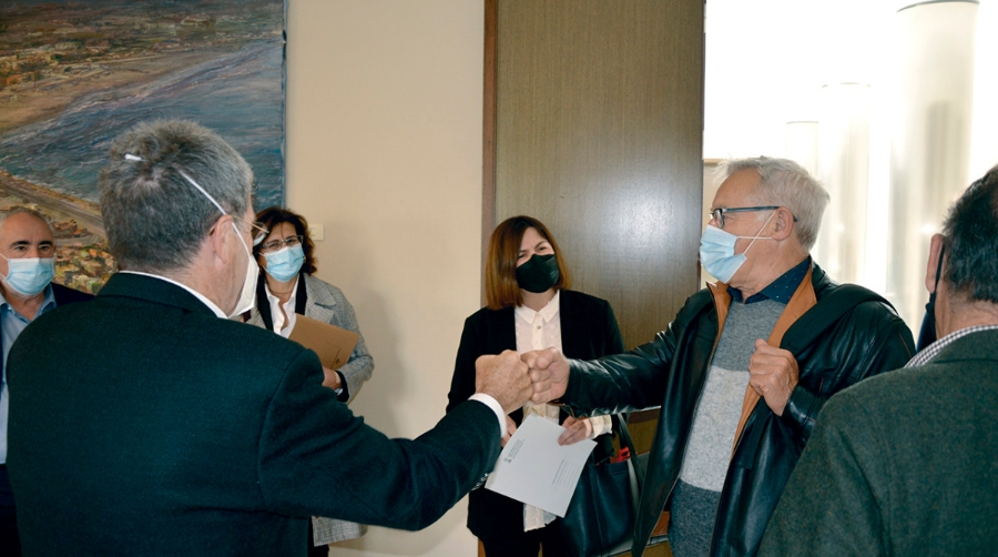Aurelio Mart&iacute;nez y Joan Rib&oacute; se saludan poco antes de la reuni&oacute;n mantenida ayer en el Edificio del Reloj del puerto de Valencia. Foto: Ra&uacute;l T&aacute;rrega.