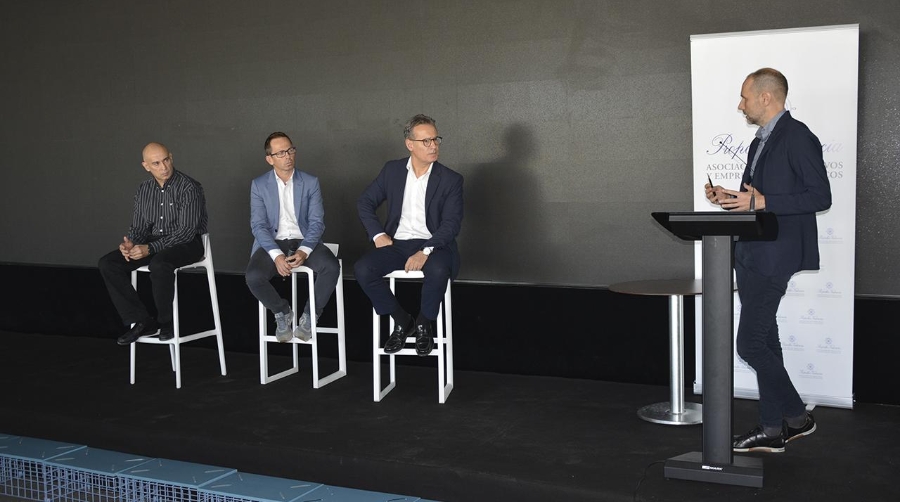 De izquierda derecha: Federico Carvajal, project manager of Distributed Real Time Systems Lab de la UPV; Rafael Company, director de Seguridad y Protección de la Fundación Valenciaport; Fernando Seco, director del Área de Consultoría en S2 Grupo; y Salvador Furió, responsable de la Comisión de Innovación de Propeller Valencia, en la jornada sobre ciberseguridad en los puertos convocada por Propeller Valencia hoy en el edificio Veles e Vents. Foto: Arturo García.