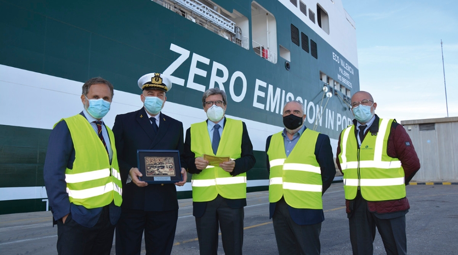 Mario Massarotti, consejero delegado de Grupo Grimaldi en Espa&ntilde;a; Domenico Gianfelice, capit&aacute;n del buque; Aurelio Mart&iacute;nez, presidente de la APV; Francesc S&aacute;nchez, director general de Valenciaport; y Antonio Crespo, director de Valencia Terminal Europa. Foto: Ra&uacute;l T&aacute;rrega.