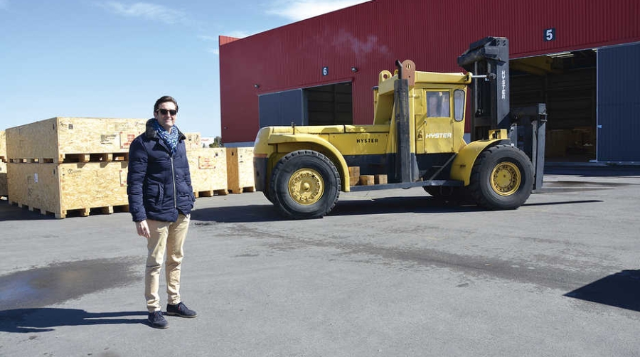 Fernando Dominguez, responsable comercial de Embalajes Cantabria Valencia, ante la nueva carretilla para 30 toneladas que se ha incorporado al trabajo en las instalaciones del Pol&iacute;gono Cam&iacute; a la Mar de Sagunto. Foto Loli Dolz.