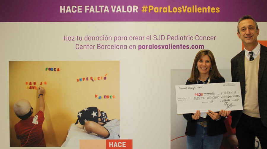 Josep Basols, HR Manager de BEST, entreg&oacute; el cheque a Mariana Romero, del departamento de Servicio de Donantes del Hospital Sant Joan de D&eacute;u.