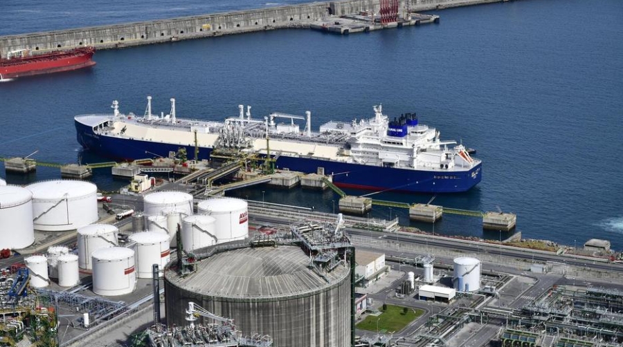 El buque metanero &ldquo;Eduard Toll&rdquo; atrac&oacute; en el pantal&aacute;n de Bah&iacute;a de Bizkaia Gas en el Puerto de Bilbao en la noche del pasado mi&eacute;rcoles y durante la jornada de ayer realiz&oacute; una descarga completa del gas de sus tanques.