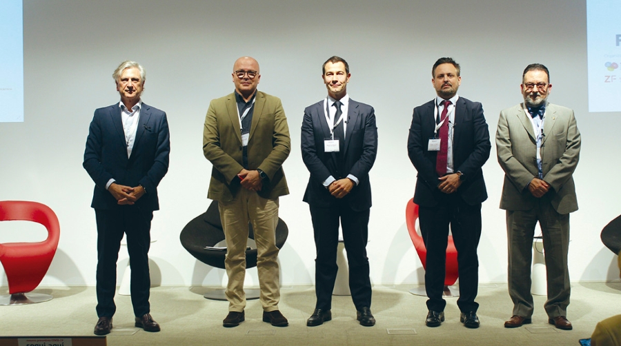 Jes&uacute;s Cu&eacute;llar, head of Air &amp; Ocean sales Iberia DB Schenker; Carles Pitart, global account director en Manpower; Massimo Marsili, director general del Sur de Europa y Marruecos en XPO Logistics; Guillermo P&eacute;rez, director de Grupo Eulen, y Ricardo J. Hern&aacute;ndez, director del &Aacute;rea Log&iacute;stica de C de Comunicaci&oacute;n. Foto L.E.