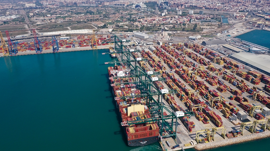 Los puertos espa&ntilde;oles muestran su capacidad para atender a los gigantes del mar
