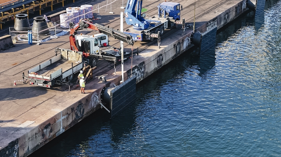 Port Tarragona instala nuevas defensas marítimas en el Muelle de Catalunya