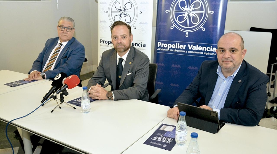 Alfredo Soler, presidente de Propeller Valencia (en el centro de la imagen), junto a Francisco Salvador y Fernando Vitoria, miembros de la Junta Directiva de la asociación. Foto R. T.