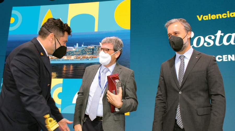 Pietro Sinise, capitán del “Costa Toscana”; Aurelio Martínez, presidente de Valenciaport; y Mario Zanetti, presidente de Costa Cruceros. Foto: Raúl Tárrega.