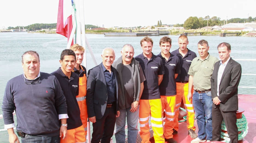 La draga mixta &quot;Hondarra&quot; inicia, ya bajo pabell&oacute;n franc&eacute;s, los trabajos del mantenimiento de calado en Baiona