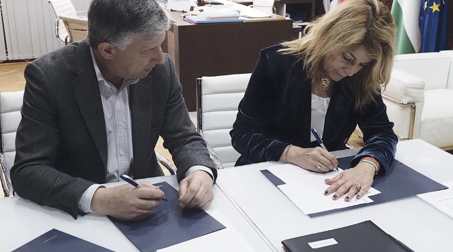 La presidenta del Puerto de Huelva, Pilar Miranda, ha mantenido un encuentro con el alcalde de Palos de la Frontera, Carmelo Romero, en el que se ha materializado el acuerdo.