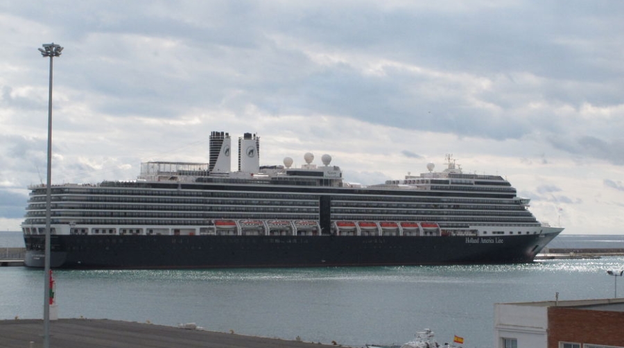 El crucero &quot;Niew Amsterdam&quot; escala en el Puerto de Alicante