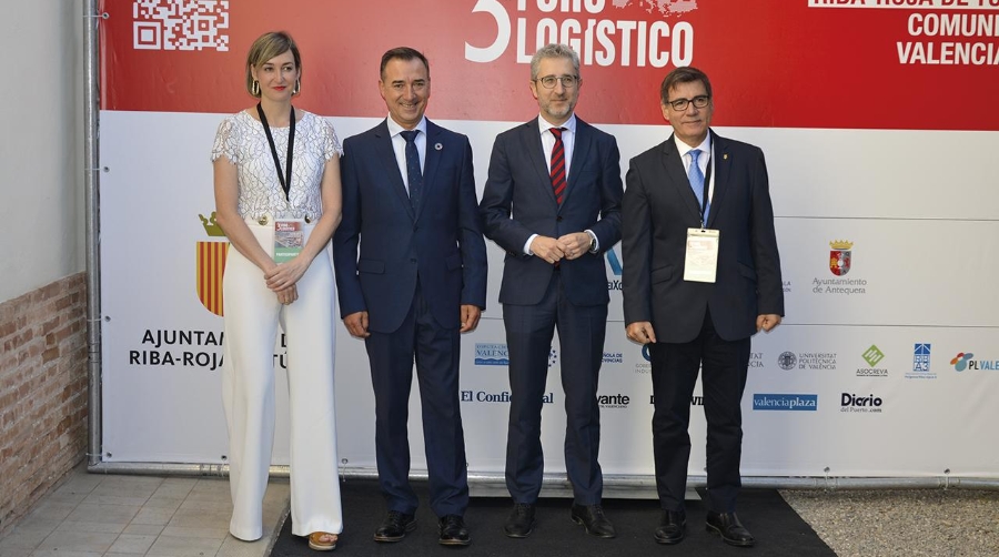 María Ubarretxena, alcaldesa de Mondragón; Robert Raga, alcalde de Riba-roja; Arcadi España, conseller de Hacienda y Modelo Económico de la Generalitat Valenciana; y Xavier Fonollosa, alcalde Martorell. Foto: Raúl Tárrega.