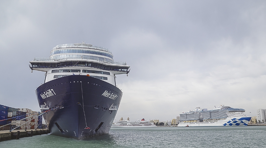 Cruceros en el Puerto de Cádiz.