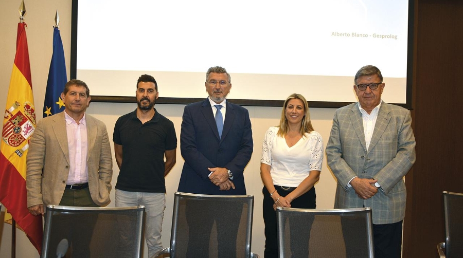 Adolfo Romero, director general de Syrgroup; Víctor González, presidente de Fetransa y Fenatport; Carlos Prades, presidente de la FVET; Lorena Ballester, directora de Grupo Chema Ballester; y Néstor Martínez, adjunto a la dirección de la Autoridad Portuaria de Valencia, que ha ejercido como moderador. Foto: Raúl Tárrega.