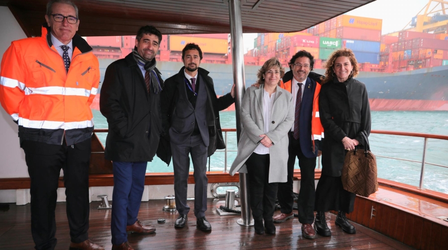 José Alberto Carbonell, director general del Port de Barcelona; Jordi Puigneró, vicepresident de la Generalitat de Catalunya; Damià Calvet, presidente del Port de Barcelona; Mercè Rius, directora general de Transportes y Movilidad de la Generalitat; Isidre Gavín, secretario de Infraestructuras y Movilidad de la Generalitat, y Maria Mercè Santmartí, directora de Servicios Territoriales en Barcelona.