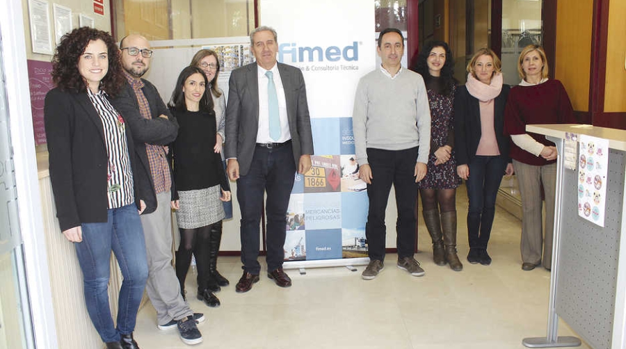 Eduardo Navarro, director general de FIMED (quinto desde la izquierda), junto a parte del equipo de la empresa. Foto Loli Dolz.