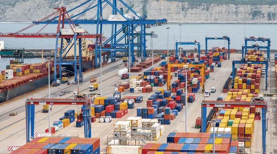 La crisis del Mar Rojo ha llevado a un incremento de doble dígito del tráfico de contenedores en los enclaves españoles.