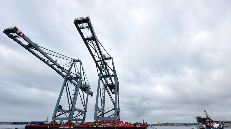 Port Tarragona certifica el relevo en el muelle de Andalucía con el traslado de las antiguas grúas