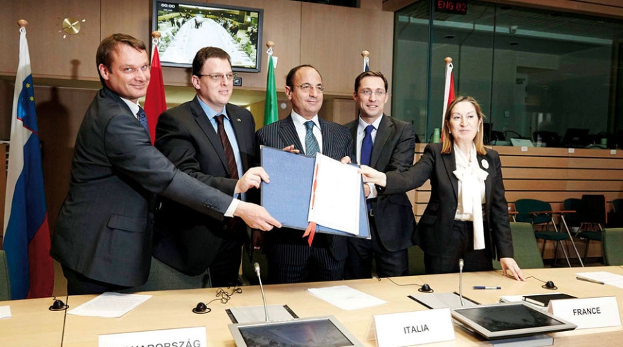 Pastor firma en Bruselas el Acuerdo del Corredor Ferroviario de Mercanc&iacute;as n&ordm;6