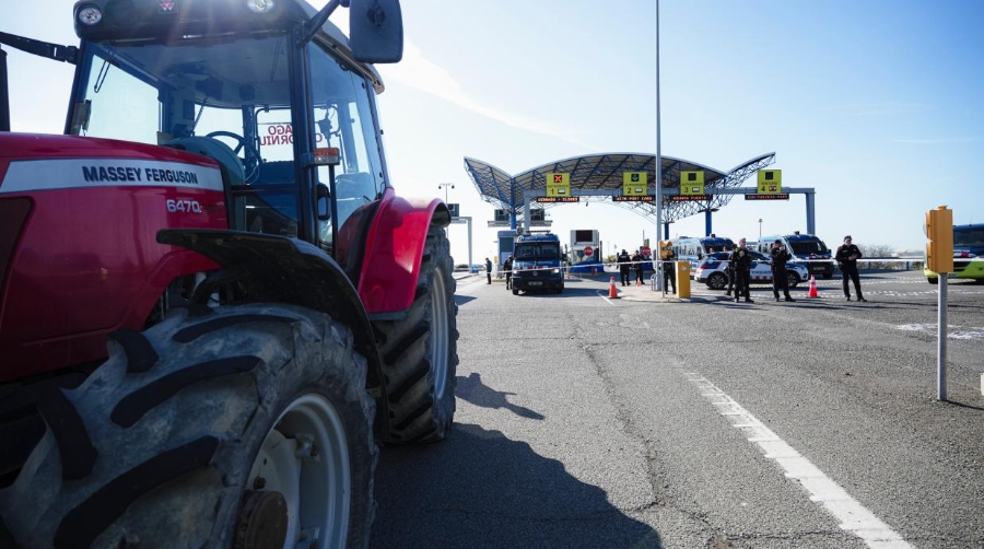 La protesta de los agricultores ahoga el tránsito de camiones en el Puerto de Tarragona