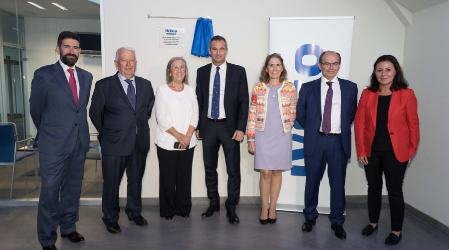 David Bomb&iacute;n, gerente de Bomloy (primero por la izquierda), junto a su padre, Jes&uacute;s Bomb&iacute;n, presidente de la compa&ntilde;&iacute;a. En el centro, Ruggero Mughini, director general de IVECO Espa&ntilde;a y Portugal, con Arsenio Hern&aacute;ndez, director de la Red de IVECO Espa&ntilde;a.