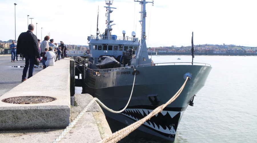 El Puerto de Bilbao recibe al buque ecologista "Bob Barker" y al submarino de guerra holand&eacute;s "Walrus"