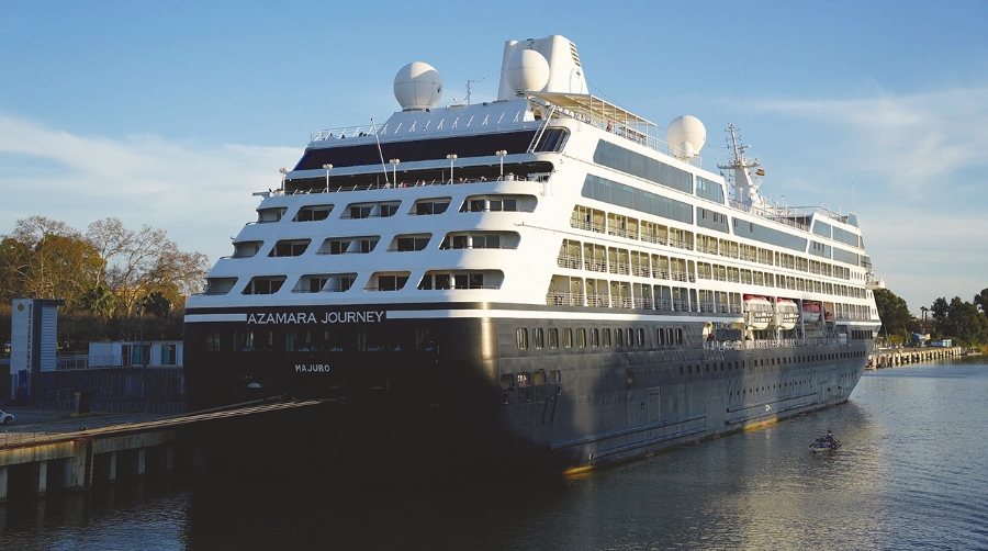 El “Azamara Journey” atracado en el Puerto de Sevilla.