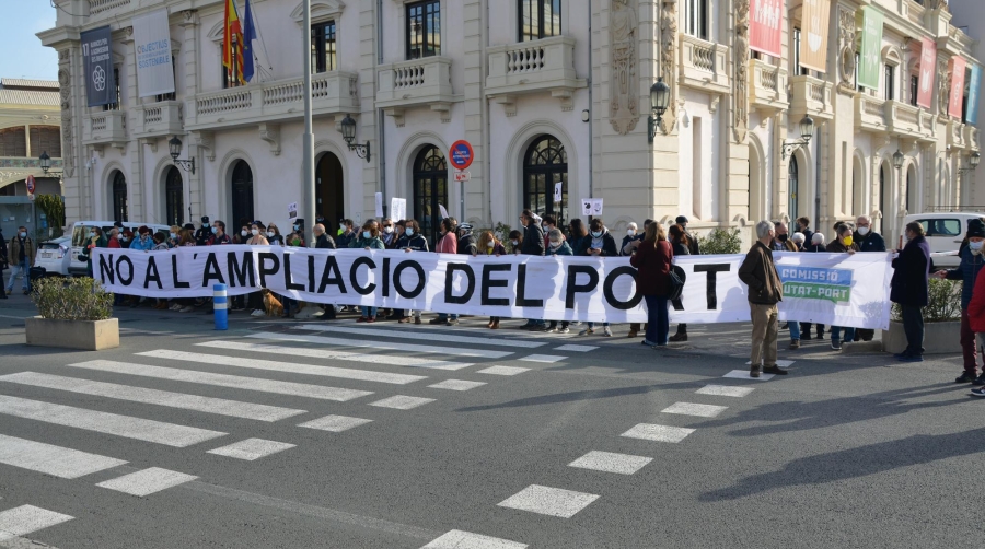 Los manifestantes se han concentrado frente al Edificio del Reloj del Puerto de Valencia.
