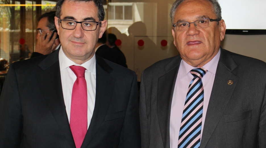 Carmelo Gonz&aacute;lez (izquierda), junto a Ovidio de la Roza el d&iacute;a en que se produjo el relevo entre ambos al frente de la Confederaci&oacute;n Espa&ntilde;ola de Organizaciones Empresariales de Transporte por Carretera (Conetrans). Foto M.J.
