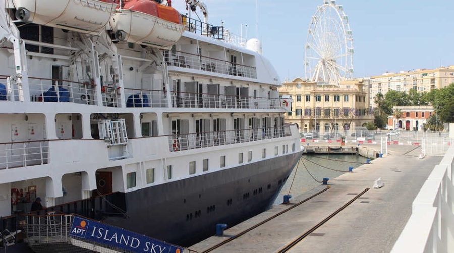 El Puerto de M&aacute;laga da la bienvenida al &quot;Island Sky&quot;