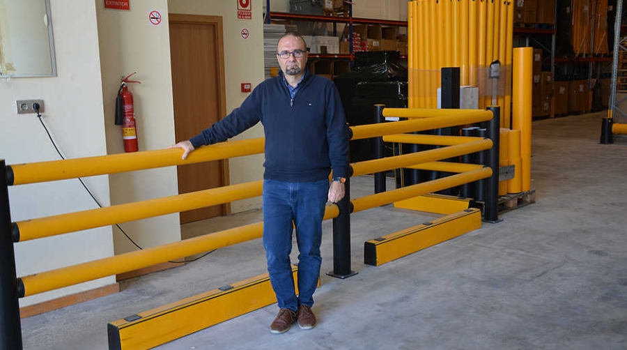 Javier Mart&iacute;nez, gerente de A-Safe Soluciones Valencia, junto a las barreras de seguridad que tienen en sus instalaciones de Paterna. Foto Loli Dolz.