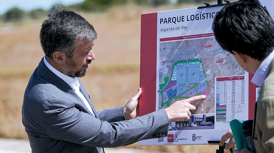 El consejero de Presidencia, Justicia y Administración Local, Miguel Ángel García Martín, durante una visita a los terrenos.