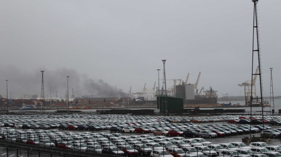 Controlado el incendio causado por la ca&iacute;da de una gr&uacute;a en APMT Barcelona&nbsp;