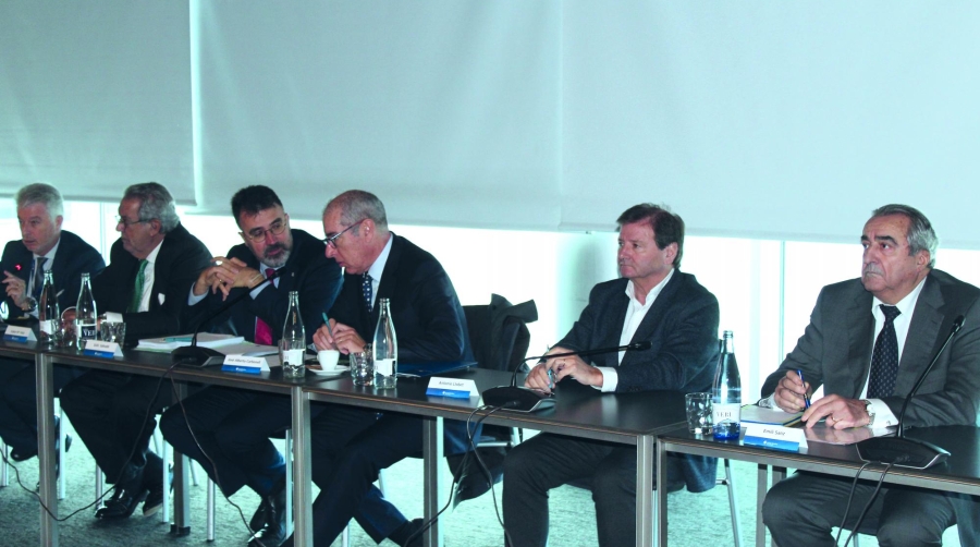 El presidente saliente, Lluís Salvadó, y el presidente entrante de Port Barcelona, José Alberto Carbonell, junto a los representantes de la comunidad portuaria.
