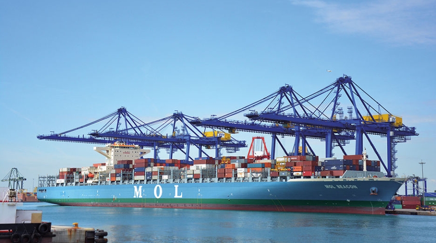 Primera escala del &quot;MOL Beacon&quot; en el Puerto de Valencia