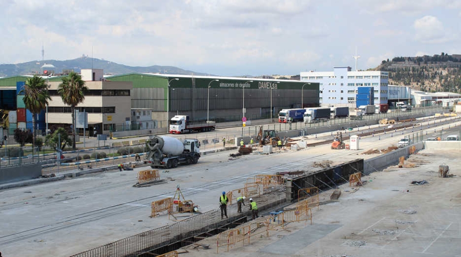 Estos días se llevan a cabo los últimos trabajos de adecuación de la terminal ferroviaria del muelle Príncep d'Espanya. Foto E. Garc&iacute;a.
