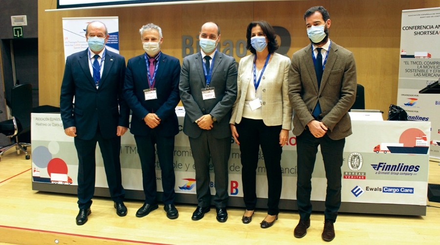 Desde la izquierda: Ricardo Barkala, presidente de la Autoridad Portuaria de Bilbao; Francisco Toledo, presidente de Puertos del Estado; Mikel Amundarain, viceconsejero de Industria del Gobierno Vasco; Elena Seco, presidenta de SPCSpain; y Benito N&uacute;&ntilde;ez , director general de la Marina Mercante. Foto J.P.