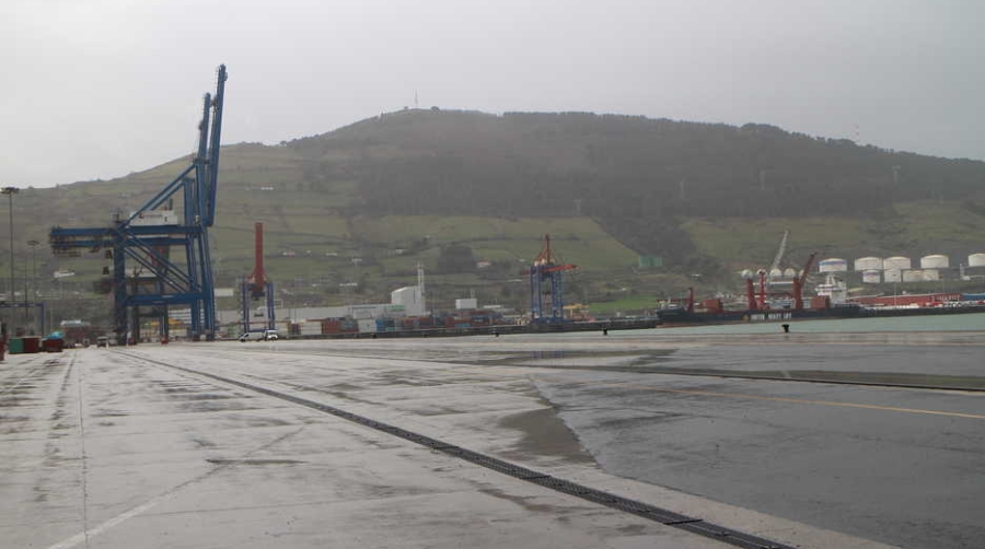 Un operario de mantenimiento fallece al caer con su carretilla al agua en el puerto de Bilbao