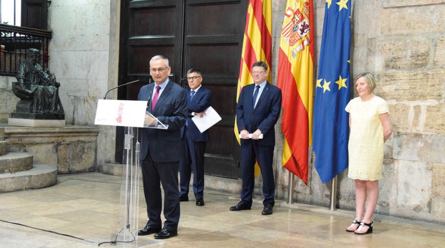 Josep Vicent Boira, ayer en un momento de su intervenci&oacute;n en presencia del delegado del Gobierno, Juan Carlos Fulgencio; el presidente de la Generalitat, Ximo Puig y la consellera de Vivienda, Obras P&uacute;blicas y Vertebraci&oacute;n del Territorio de la Generalitat Valenciana, Mar&iacute;a Jos&eacute; Salvador. Foto Alba Garc&iacute;a.