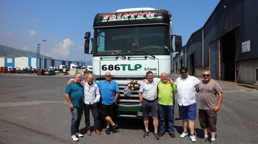 El colectivo de transportistas aut&oacute;nomos del Puerto de Bilbao agrupado en torno a ATAP celebr&oacute; ayer la festividad de San Cristobal rindiendo un sentido homenaje al fundador de la Asociaci&oacute;n, Fede Landera. Foto J.P.